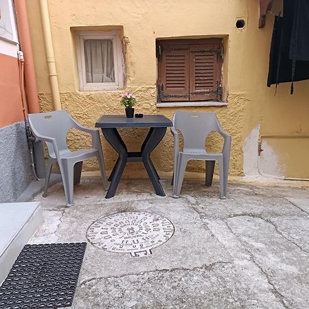 Newly Renovated Apartment Next To The Port Mantouki Bagian luar foto