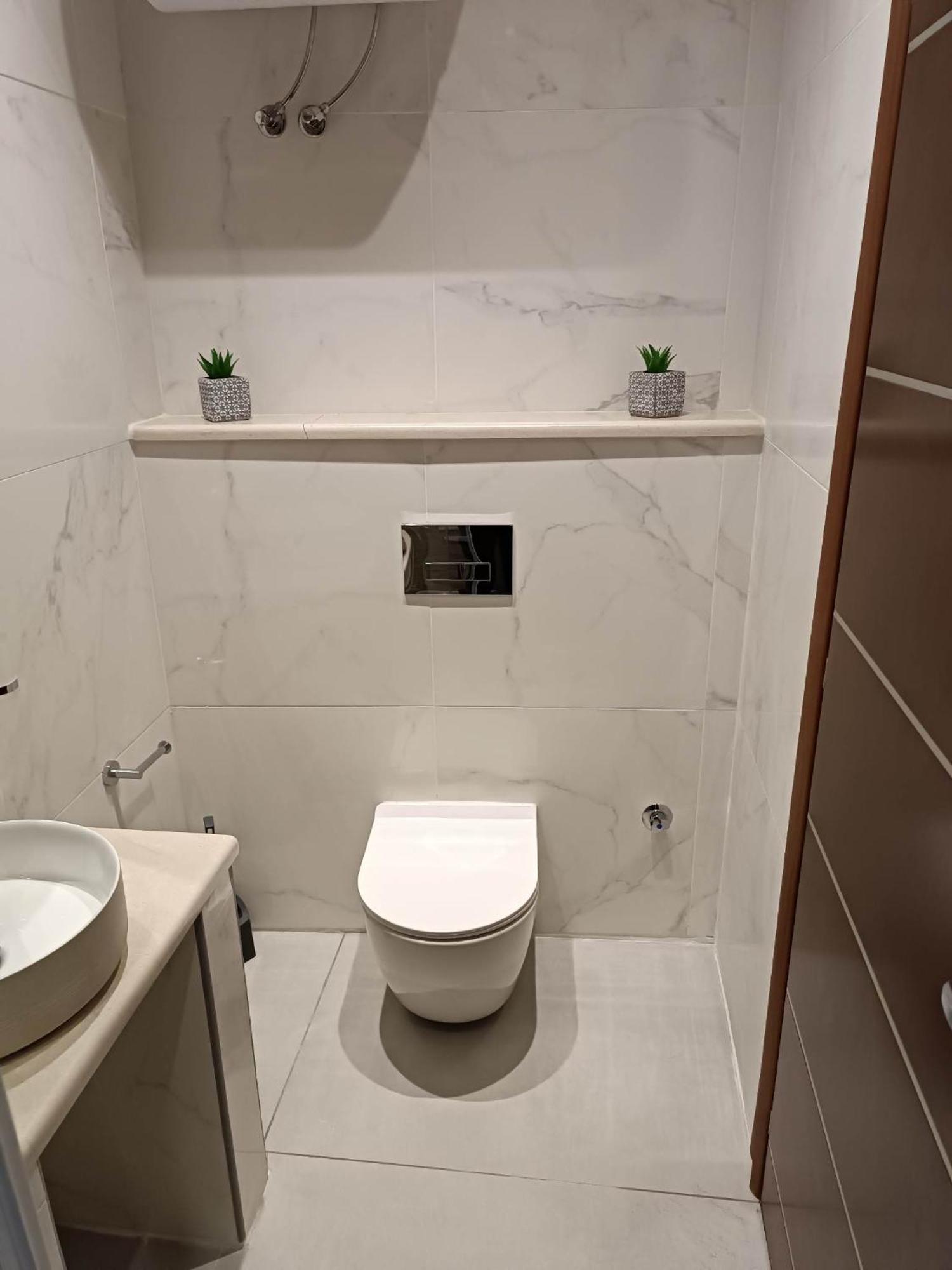 Newly Renovated Apartment Next To The Port Mantouki Bagian luar foto