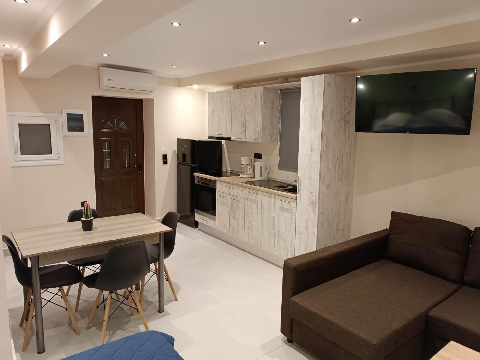 Newly Renovated Apartment Next To The Port Mantouki Bagian luar foto